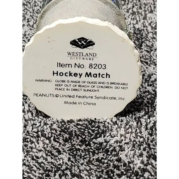 Peanuts Snoopy Water Snow Globe Figure WESTLAND Ice hockey - Picture 6 of 7